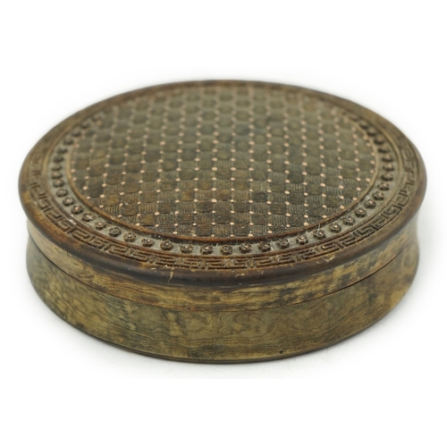 226 - A Chinese tortoiseshell circular snuff box with gold piqué work cover, early 19th century, the cover... 