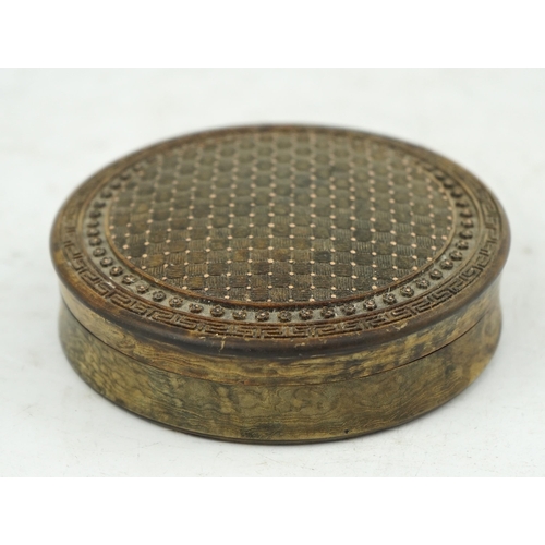 226 - A Chinese tortoiseshell circular snuff box with gold piqué work cover, early 19th century, the cover... 