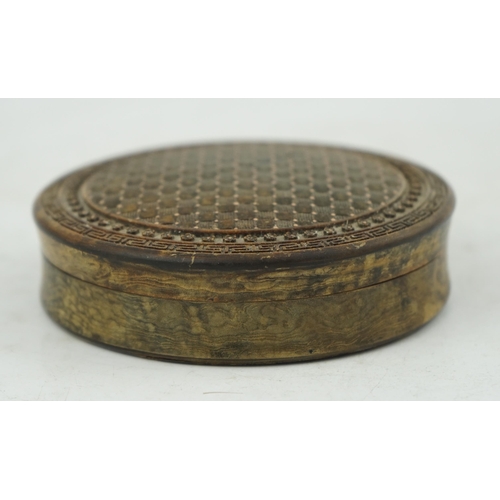 226 - A Chinese tortoiseshell circular snuff box with gold piqué work cover, early 19th century, the cover... 