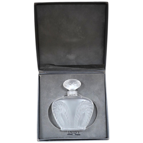 1414 - A Lalique Singapore pattern frosted glass scent bottle and stopper in associated Lalique box, bott... 
