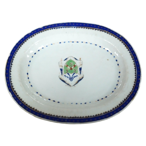 1432 - A small 18th century Chinese armorial porcelain oval dish, 16cm. Condition - fair