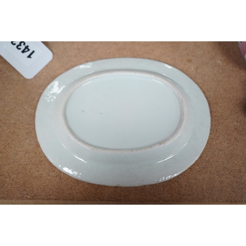 1432 - A small 18th century Chinese armorial porcelain oval dish, 16cm. Condition - fair