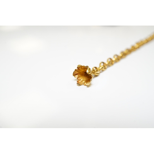 1442 - A 19th century Pinchbeck posy holder with mother of pearl handle and inset blue glass panels. Condit... 