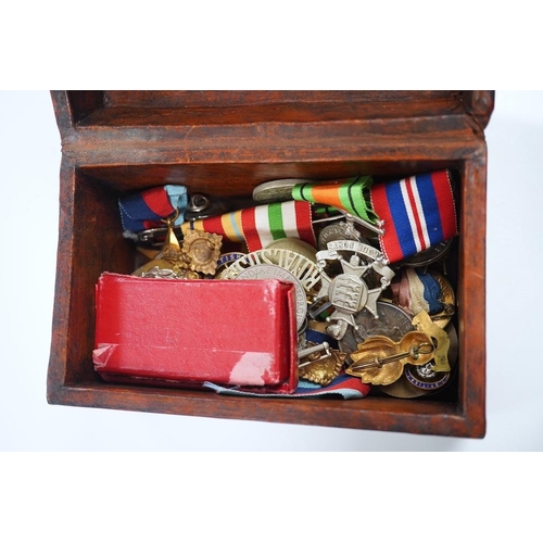 1447 - An assortment of WWI interest and other medals and related matter to include badges and brooches, so... 