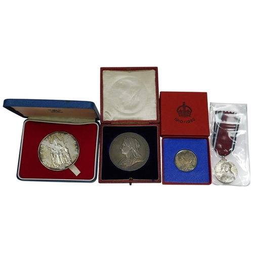 986 - British Royal commemorative medals, Victoria Diamond Jubilee large silver medal, toned about UNC, in... 