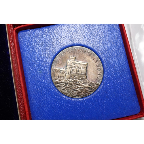 986 - British Royal commemorative medals, Victoria Diamond Jubilee large silver medal, toned about UNC, in... 