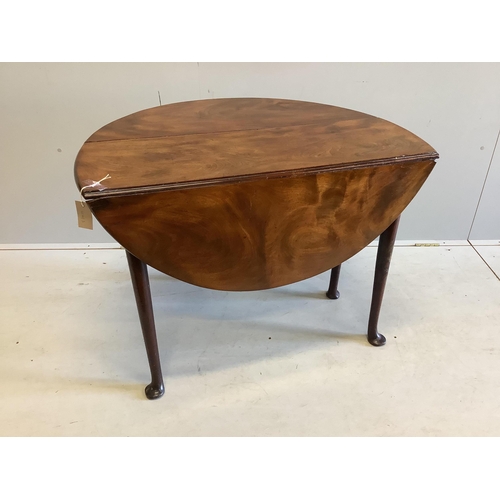 1076 - A small George III mahogany drop leaf pad foot table, width 103cm extended, depth 94cm, height 69cm.... 