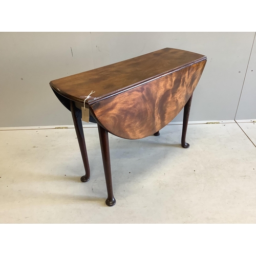 1076 - A small George III mahogany drop leaf pad foot table, width 103cm extended, depth 94cm, height 69cm.... 