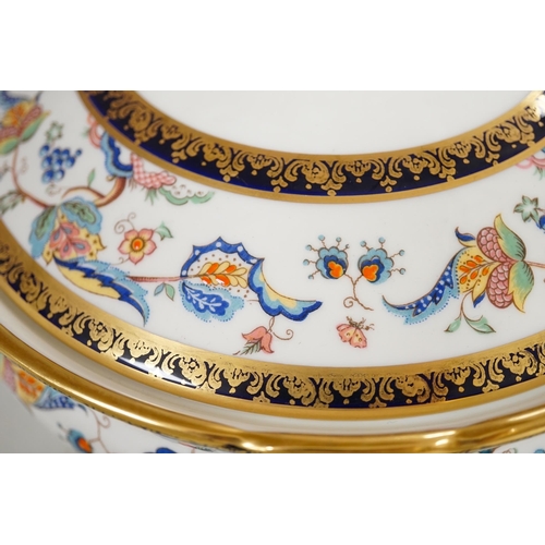 1338 - An extensive Paragon bone china dinner service to include tureens, plates and sauce boats. Condition... 