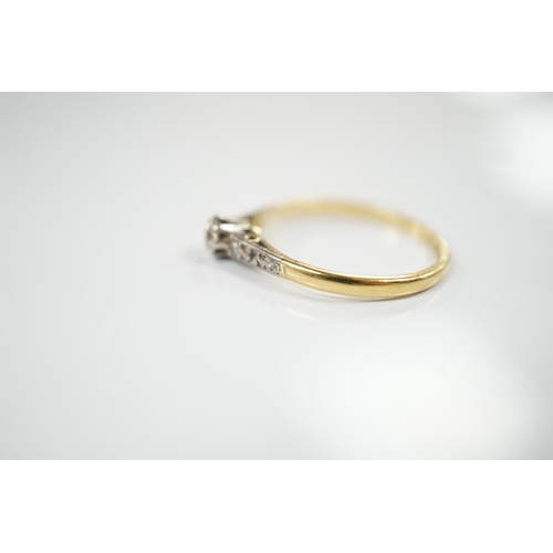 1902 - An 18ct, plat and single stone diamond set ring, with diamond chip set shoulders, size P/Q, gross we... 