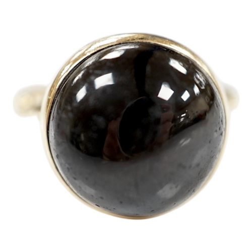 1904 - A modern 9ct gold and single stone cabochon black star sapphire set ring, size O/P, gross weight 6.3... 