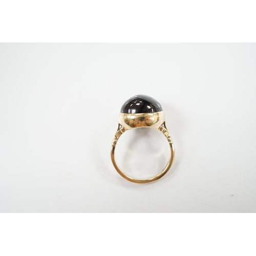 1904 - A modern 9ct gold and single stone cabochon black star sapphire set ring, size O/P, gross weight 6.3... 