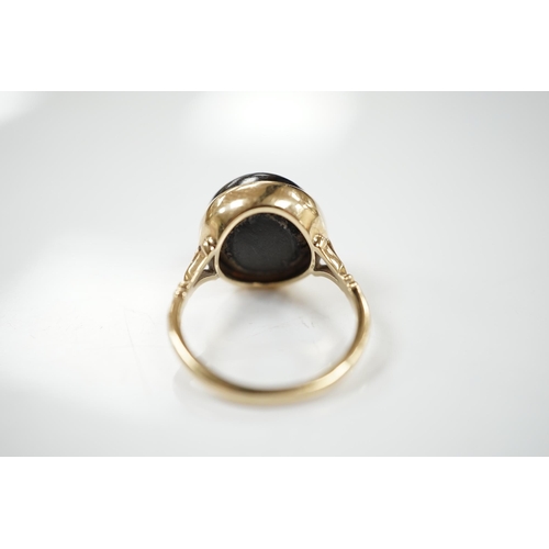 1904 - A modern 9ct gold and single stone cabochon black star sapphire set ring, size O/P, gross weight 6.3... 