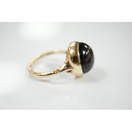 1904 - A modern 9ct gold and single stone cabochon black star sapphire set ring, size O/P, gross weight 6.3... 