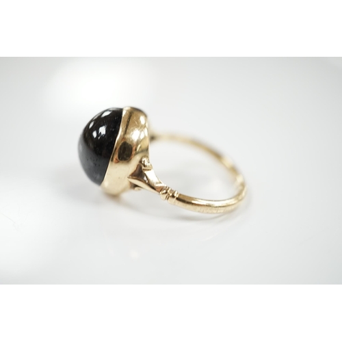 1904 - A modern 9ct gold and single stone cabochon black star sapphire set ring, size O/P, gross weight 6.3... 