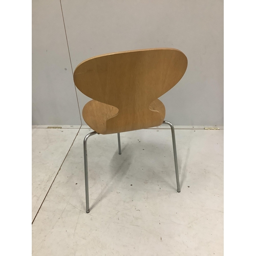 18 - Original Ant design by Arne Jacobsen for Fritz Hansen in 1952.  A set of four chairs, width 41cm, de... 