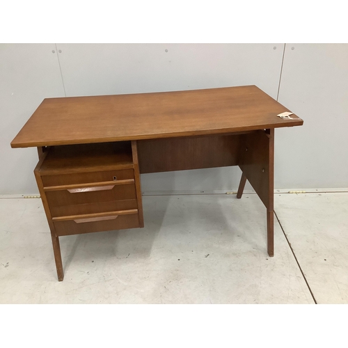 40 - In the manner of Robin Day, a 'Hillstak' type oak desk, width 110cm, depth 55cm, height 71cm. Condit... 