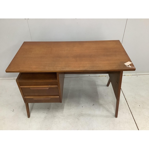 40 - In the manner of Robin Day, a 'Hillstak' type oak desk, width 110cm, depth 55cm, height 71cm. Condit... 