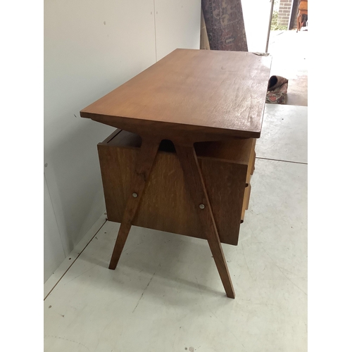 40 - In the manner of Robin Day, a 'Hillstak' type oak desk, width 110cm, depth 55cm, height 71cm. Condit... 