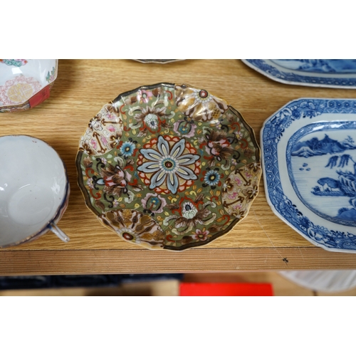 473 - A quantity of Chinese and Japanese porcelain to include blue and white bowls, famille rose tea bowls... 