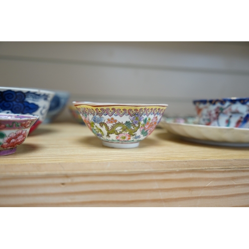 473 - A quantity of Chinese and Japanese porcelain to include blue and white bowls, famille rose tea bowls... 