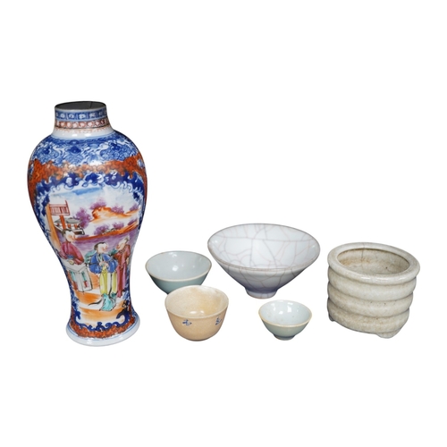 490 - An 18th century Chinese export vase, a crackleware bowl and miniature bowls, etc., export vase 19cm ... 