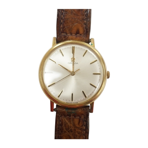 900 - A gentleman's gold plated Omega manual wind wrist watch, on a leather strap, case diameter 34mm. Con... 