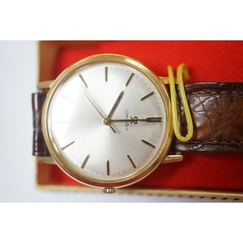 900 - A gentleman's gold plated Omega manual wind wrist watch, on a leather strap, case diameter 34mm. Con... 