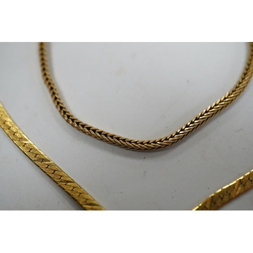 902 - Four assorted 9ct gold chains or necklaces and a 9ct gold bar brooch, 14.7 grams. Condition - fair t... 