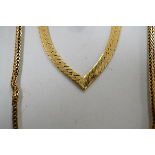 902 - Four assorted 9ct gold chains or necklaces and a 9ct gold bar brooch, 14.7 grams. Condition - fair t... 