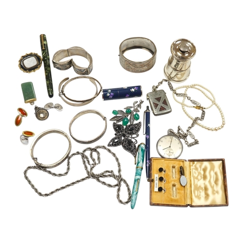 909 - A mixed group of items including silver, white metal and costume jewellery, silver vesta case, silve... 