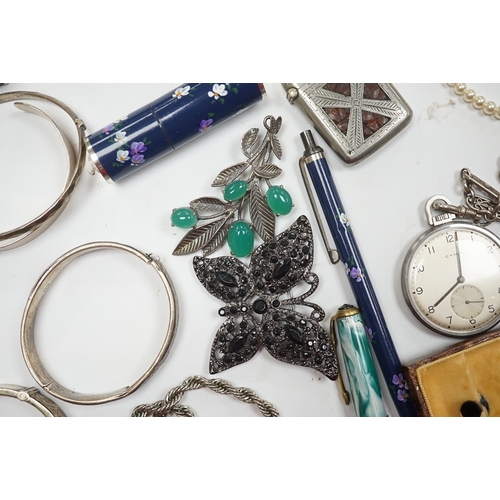 909 - A mixed group of items including silver, white metal and costume jewellery, silver vesta case, silve... 