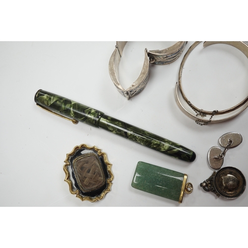 909 - A mixed group of items including silver, white metal and costume jewellery, silver vesta case, silve... 