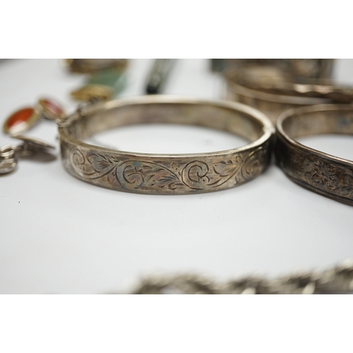 909 - A mixed group of items including silver, white metal and costume jewellery, silver vesta case, silve... 