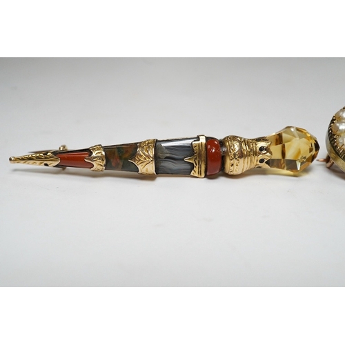 915 - An early 20th century yellow metal, gem and Scottish hardstone set dirk brooch, 55mm, together with ... 