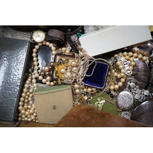 923 - A quantity of assorted plated wares, collectables, watches, shell buckle, white metal and costume je... 