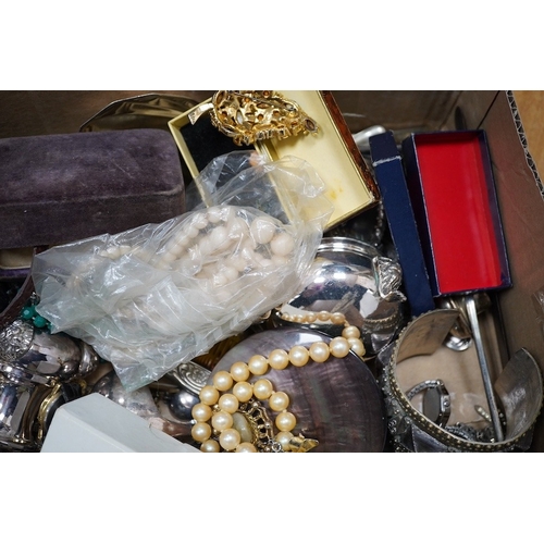 923 - A quantity of assorted plated wares, collectables, watches, shell buckle, white metal and costume je... 