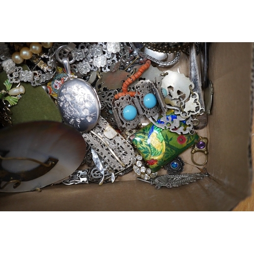 923 - A quantity of assorted plated wares, collectables, watches, shell buckle, white metal and costume je... 