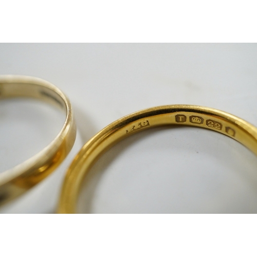 927 - Four assorted rings, including a 22ct gold wedding band, 3.2 grams, two 9ct gold rings including a s... 