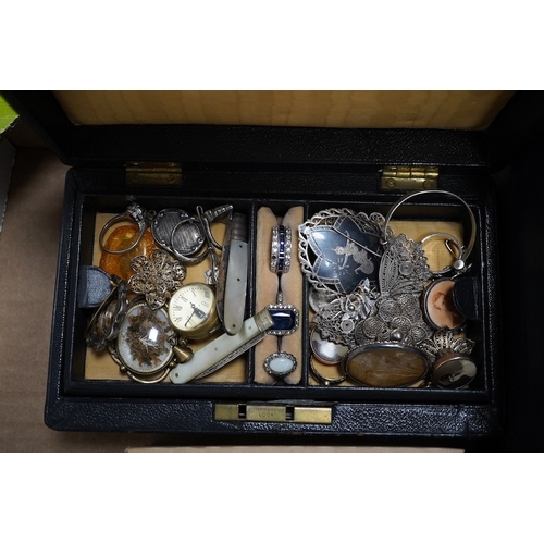 928 - A quantity of assorted jewellery including costume and other items including bank notes, shell count... 