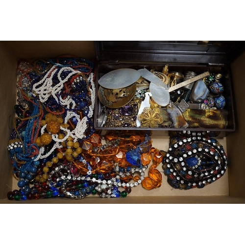 928 - A quantity of assorted jewellery including costume and other items including bank notes, shell count... 