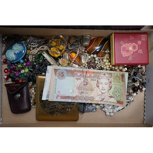 928 - A quantity of assorted jewellery including costume and other items including bank notes, shell count... 