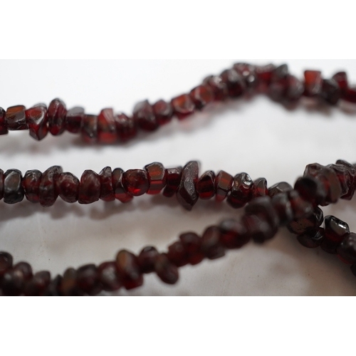 932 - A late 19th/early 20th century multi strand rough cut garnet set necklace, with a yellow metal mount... 