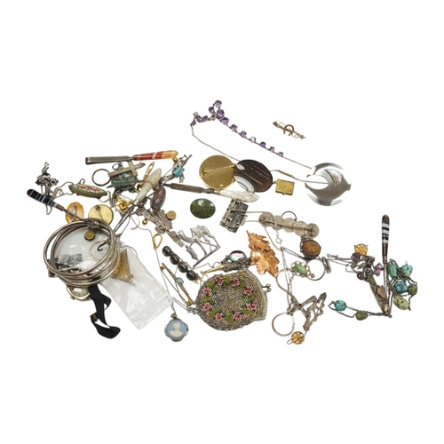 949 - A collection of assorted Victorian and later jewellery, including silver brooch, 9ct ring, amethyst ... 