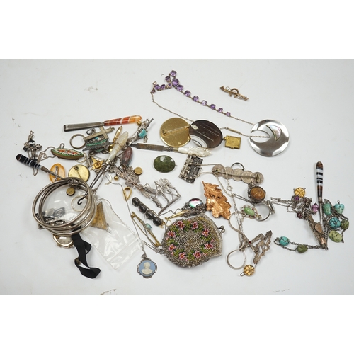 949 - A collection of assorted Victorian and later jewellery, including silver brooch, 9ct ring, amethyst ... 