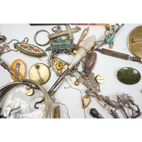 949 - A collection of assorted Victorian and later jewellery, including silver brooch, 9ct ring, amethyst ... 