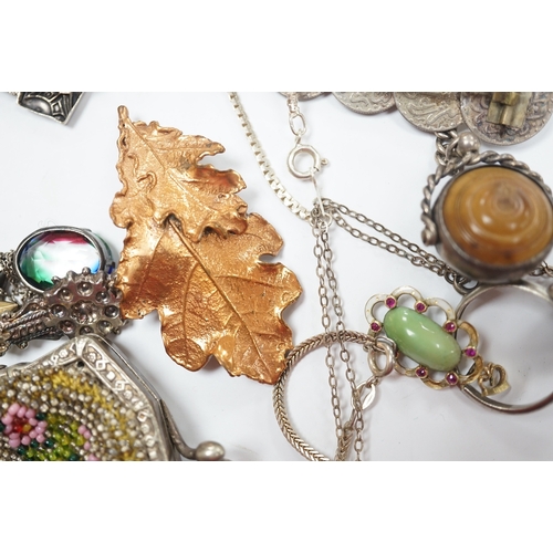 949 - A collection of assorted Victorian and later jewellery, including silver brooch, 9ct ring, amethyst ... 