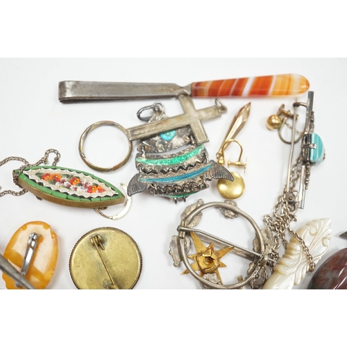 949 - A collection of assorted Victorian and later jewellery, including silver brooch, 9ct ring, amethyst ... 