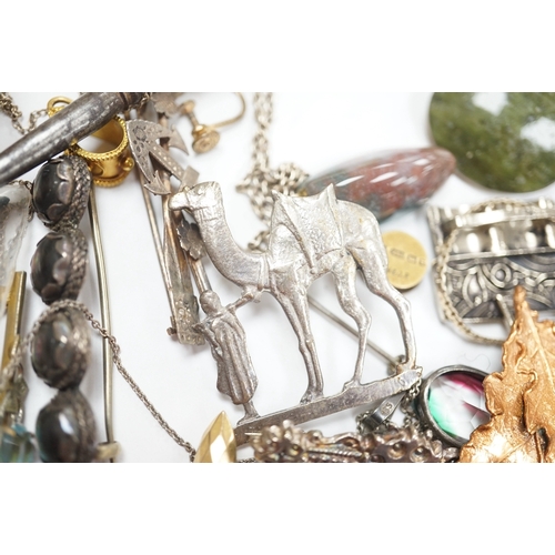 949 - A collection of assorted Victorian and later jewellery, including silver brooch, 9ct ring, amethyst ... 