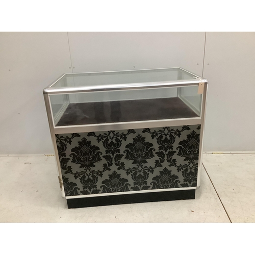 1015 - A modern shop display case. Width 99cm, depth 59cm, height 91cm. Condition - poor to fair